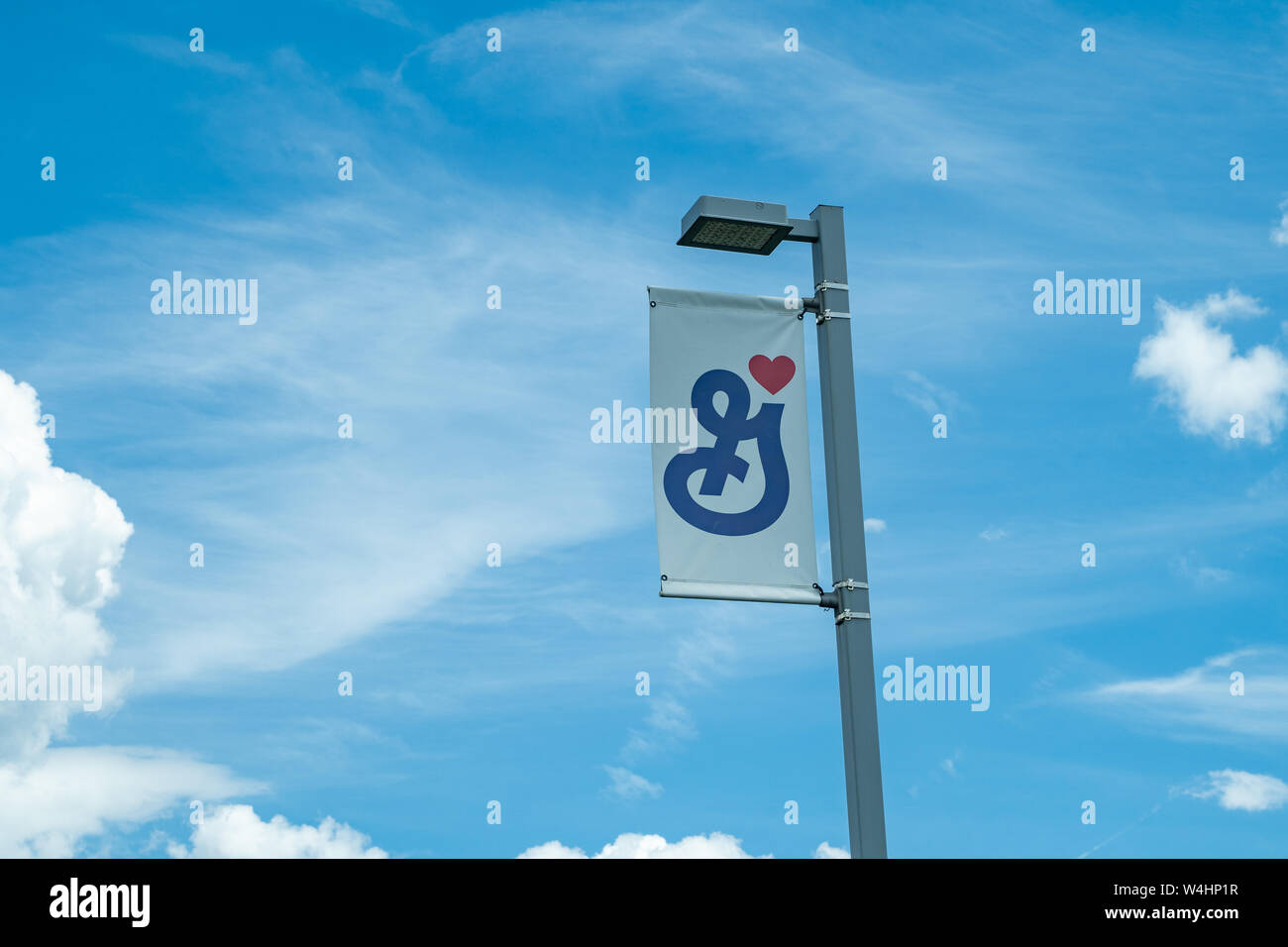 Golden Valley, Minnesota - Luglio 21, 2019: un Big G General Mills bandiera su un palo della luce in corrispondenza della General Mills sede nell'area suburbana di Minneapolis, Minne Foto Stock