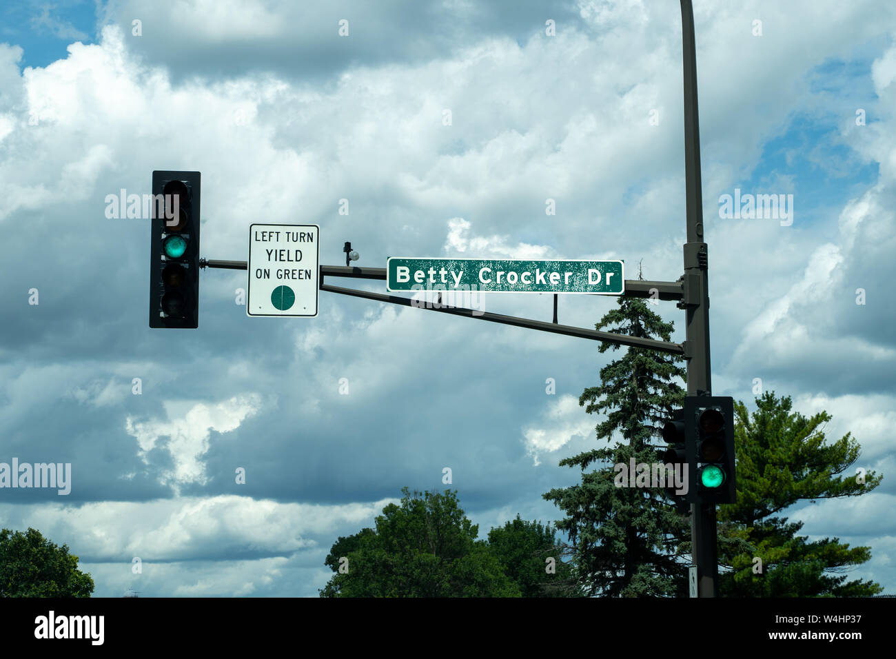 Golden Valley, Minnesota - Luglio 21, 2019: un cartello stradale e di luce di arresto per Betty Crocker Drive, così chiamato per il vicino General Mills sede in Subur Foto Stock