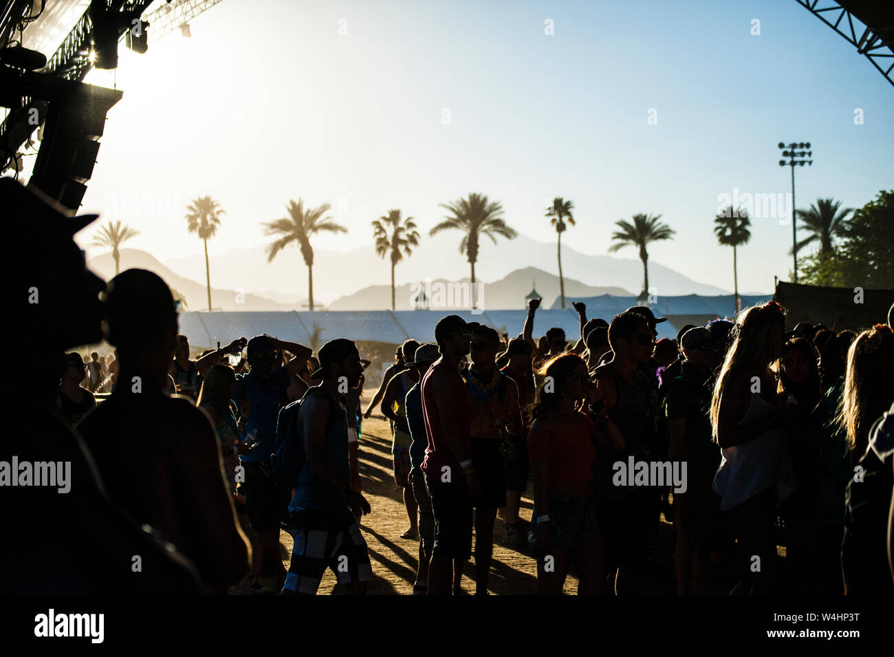 Frequentatori di partito si divertono durante l annuale Coachella Music Festival in Indio, CA Foto Stock