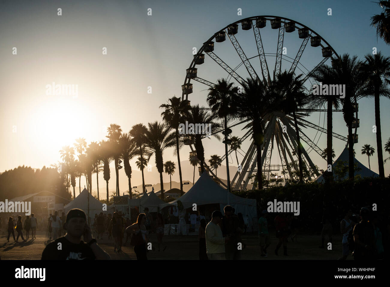 Silhouette iconica ruota panoramica Ferris e il concerto va all'annuale Coachella Music Festival Foto Stock