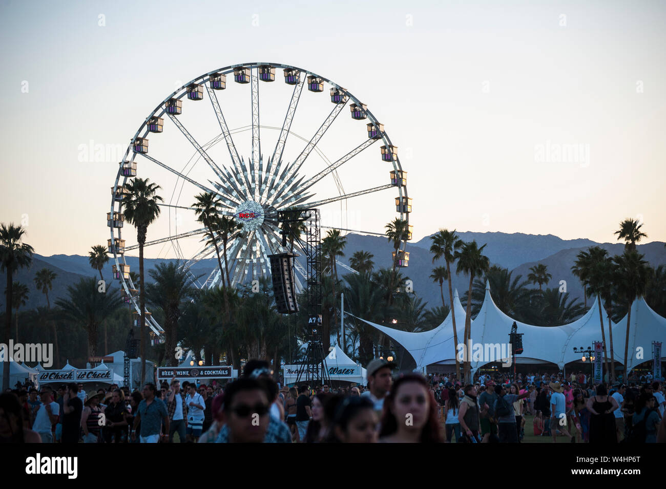 Iconica ruota panoramica Ferris e il concerto va all'annuale Coachella Music Festival Foto Stock