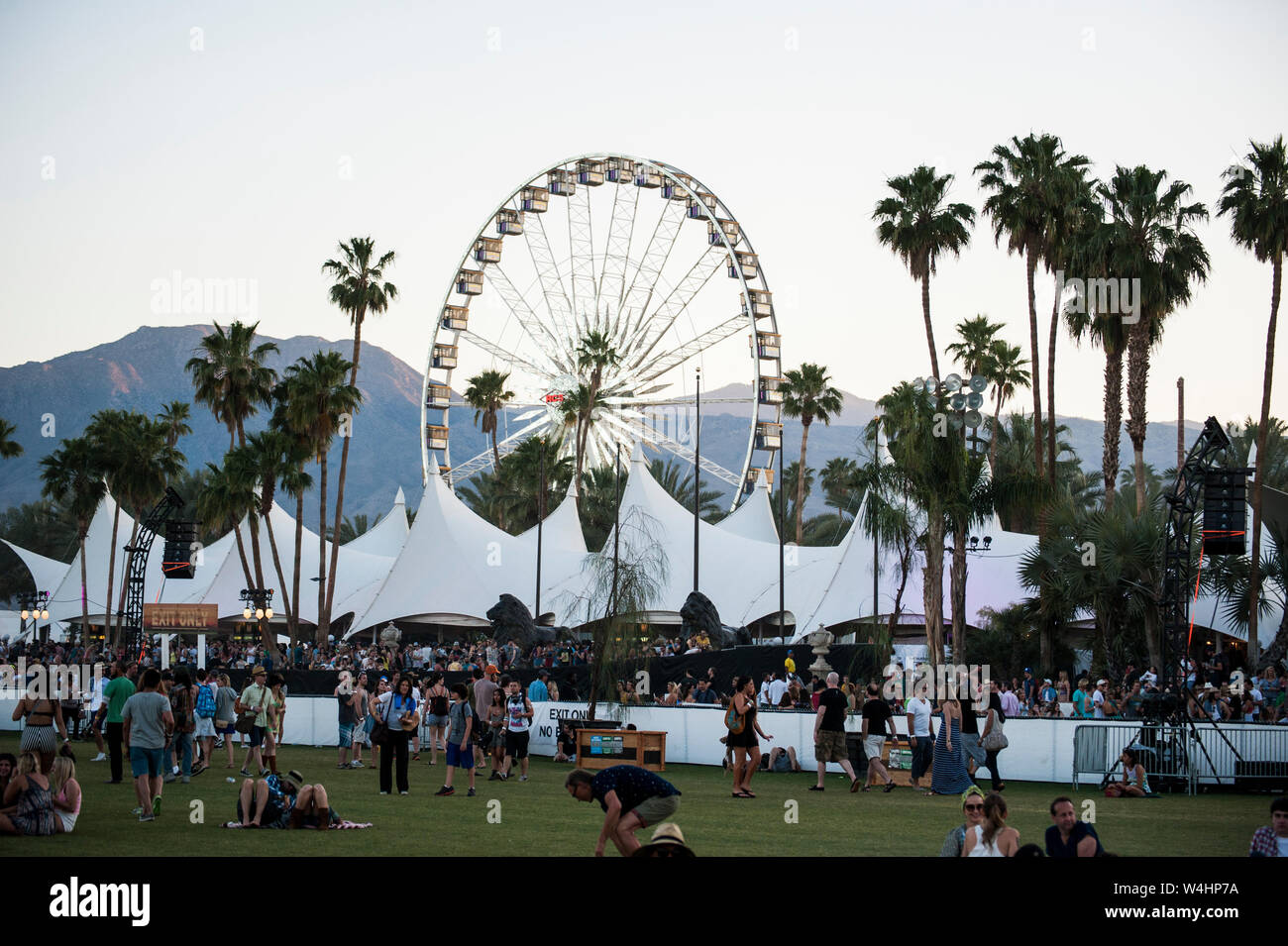 Iconica ruota panoramica Ferris e il concerto va all'annuale Coachella Music Festival Foto Stock