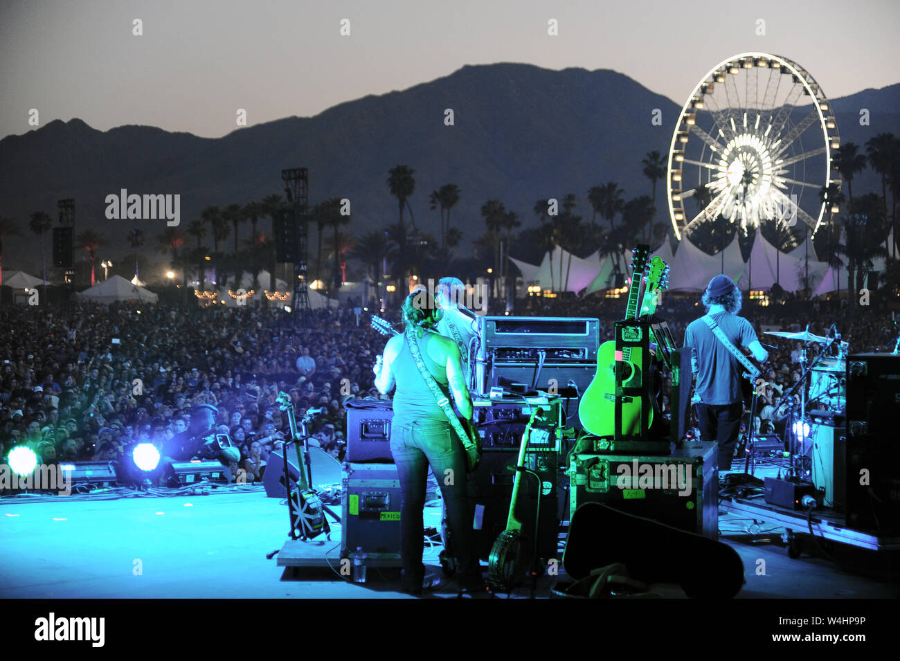 Visualizzazione Backstage di band prepara per una performance al Coachella Music Festival Foto Stock