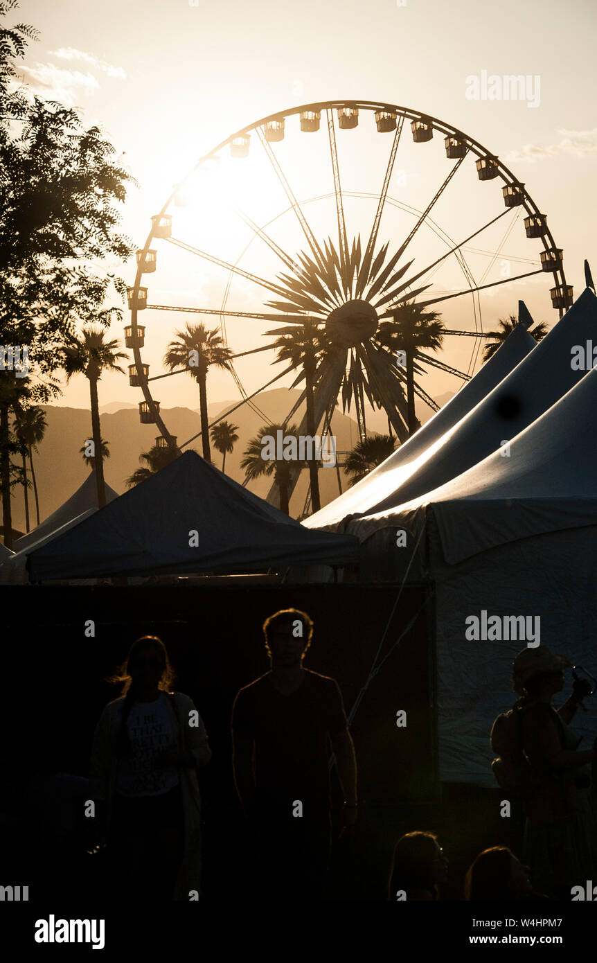 Silhouette iconica ruota panoramica Ferris e frequentatori di concerti al Coachella Music Festival Foto Stock