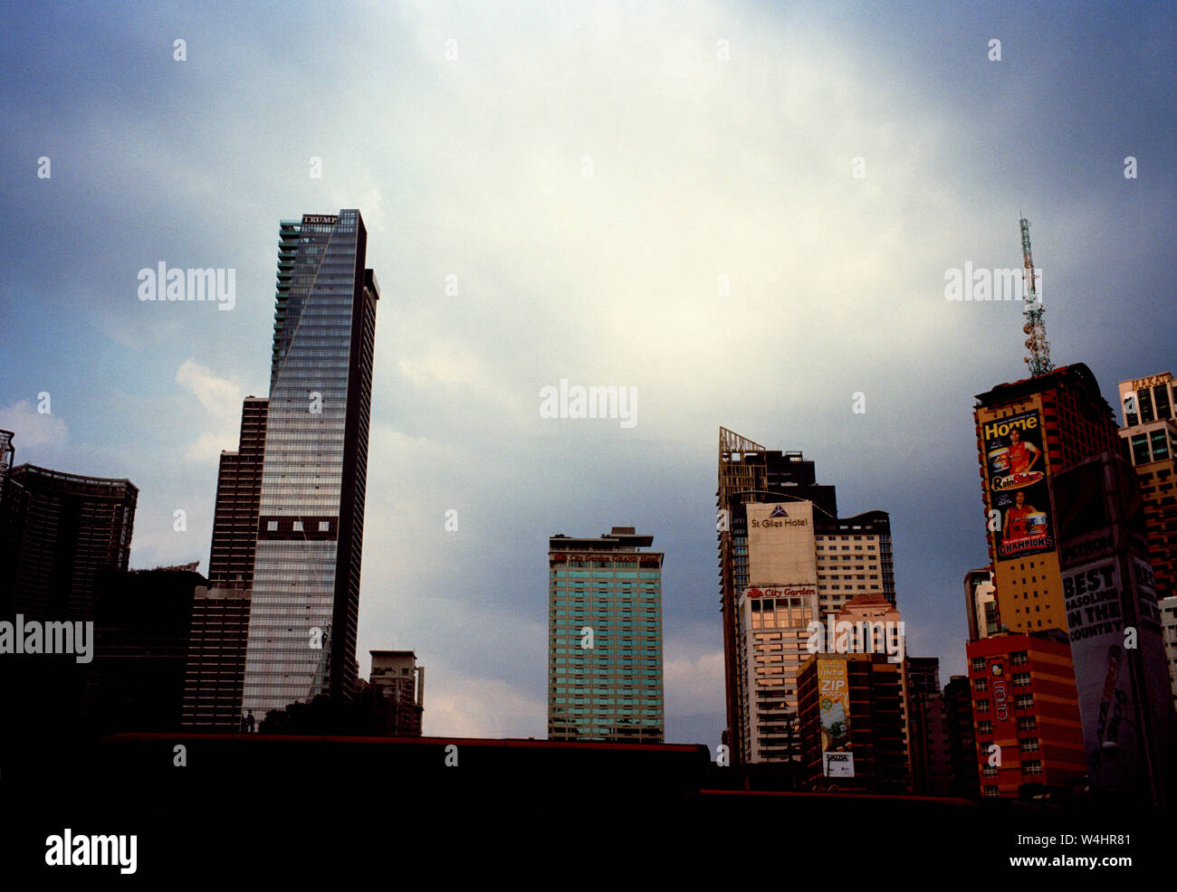 Lo skyline di Manila e Trump Tower in Makati Manila in Luzon Metro Manila nelle Filippine del Sud-est asiatico in Estremo Oriente. Paesaggio urbano Foto Stock