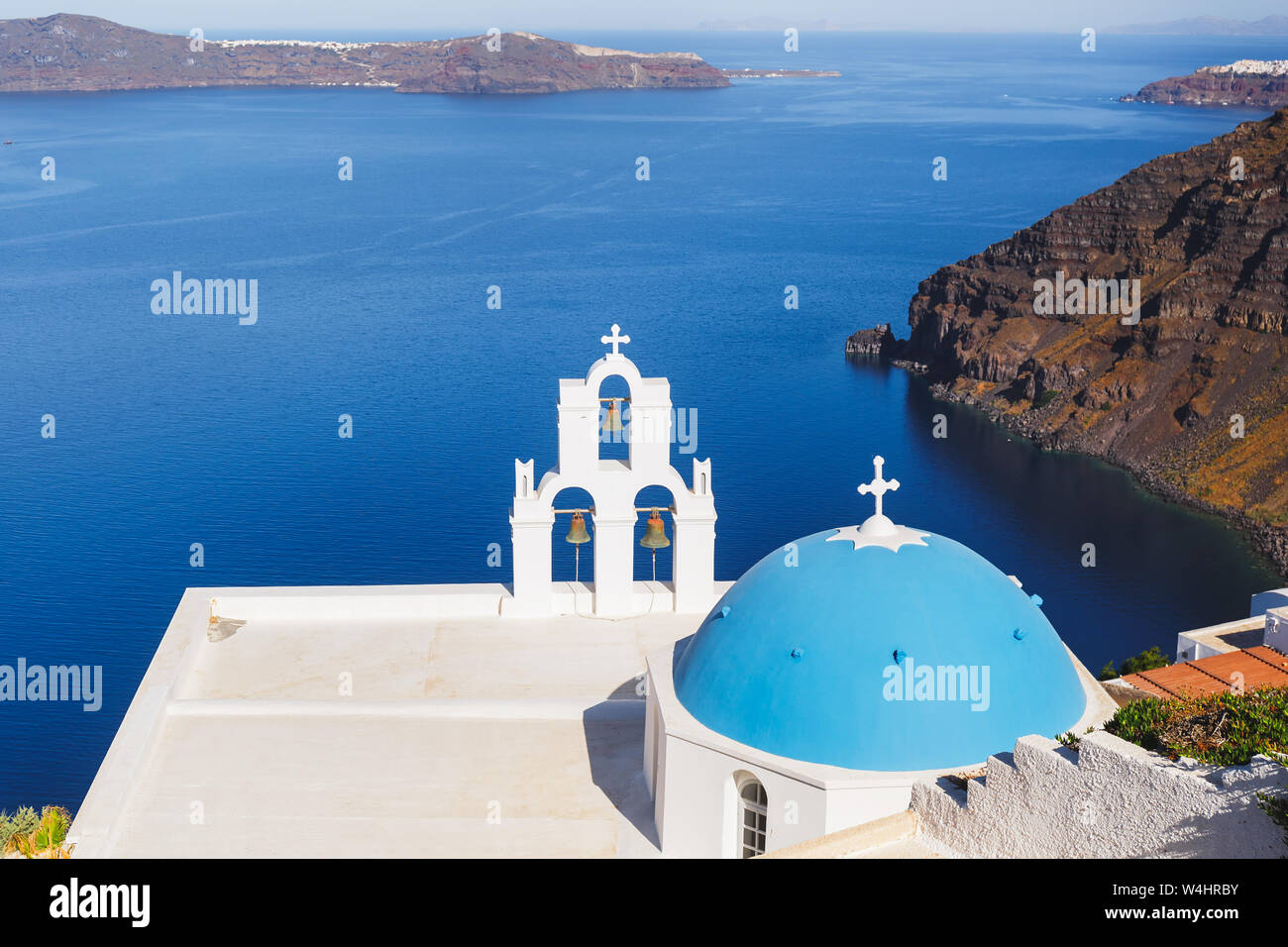 Famosa bella chiesa con cupola blu in Firostefani sull isola di Santorini, Grecia. Foto Stock