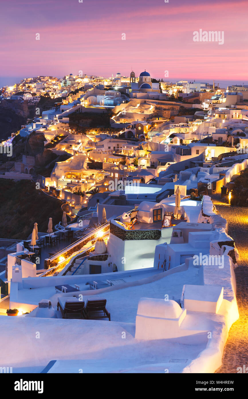 Vista unica per il tramonto su Oia - Santorini, un piccolo e bellissimo villaggio sul bordo della caldera, Grecia Foto Stock