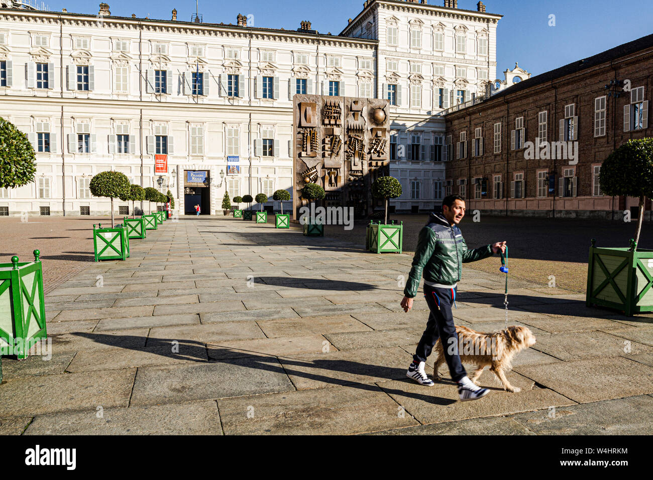 La gente a piedi nella parte anteriore del Palazzo Reale in Piazza Reale (piazza Reale). Torino Provincia di Torino, Italia. Foto Stock