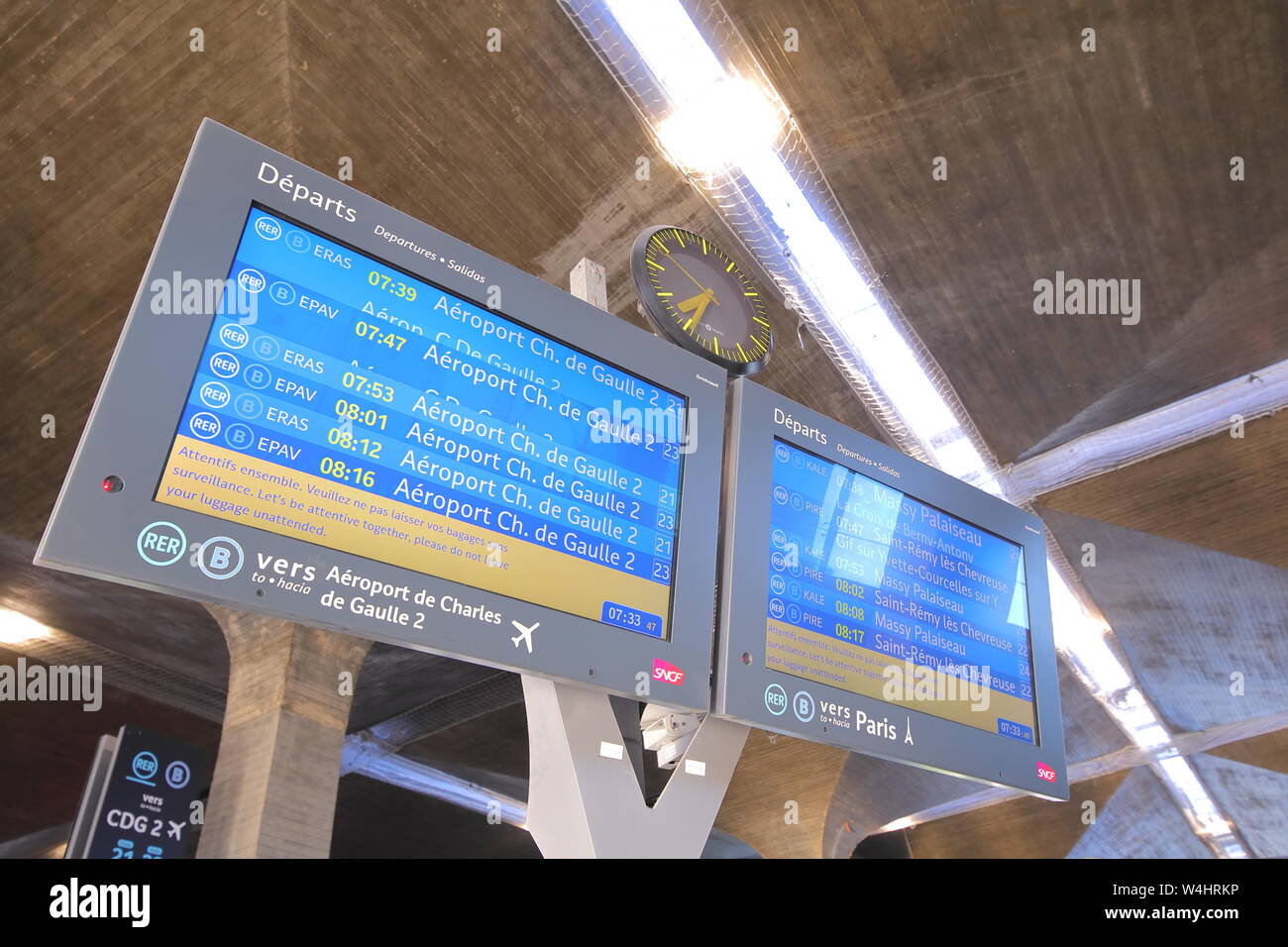 Charles de Gaulle airport train station display orario Parigi Francia Foto Stock