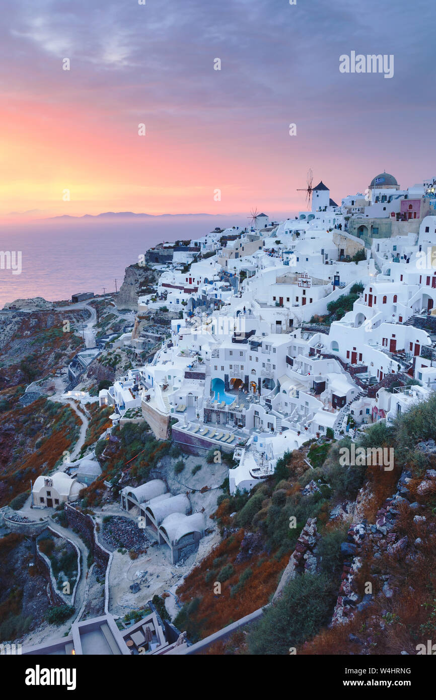 Oia - Santorini appena dopo il tramonto. Imbiancare edifici e il mulino a vento, Oia - Santorini, Grecia Foto Stock