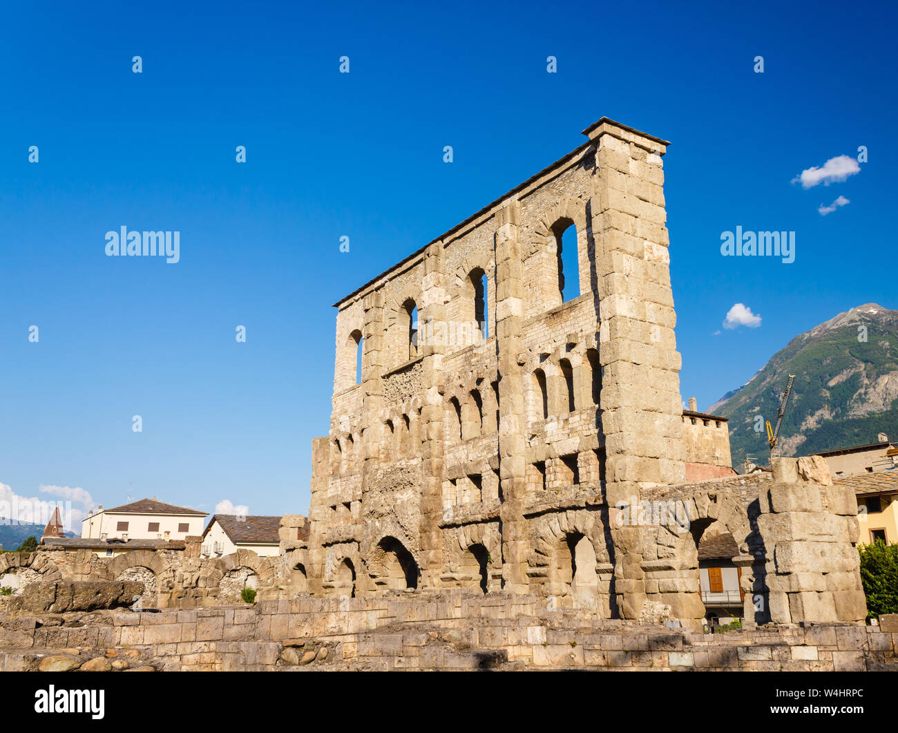 AOSTA, ITALIA-GIUGNO 17,2019: Il teatro romano di Aosta è del periodo romano con una facciata forata da archi e finestre 22 metri di altezza Foto Stock