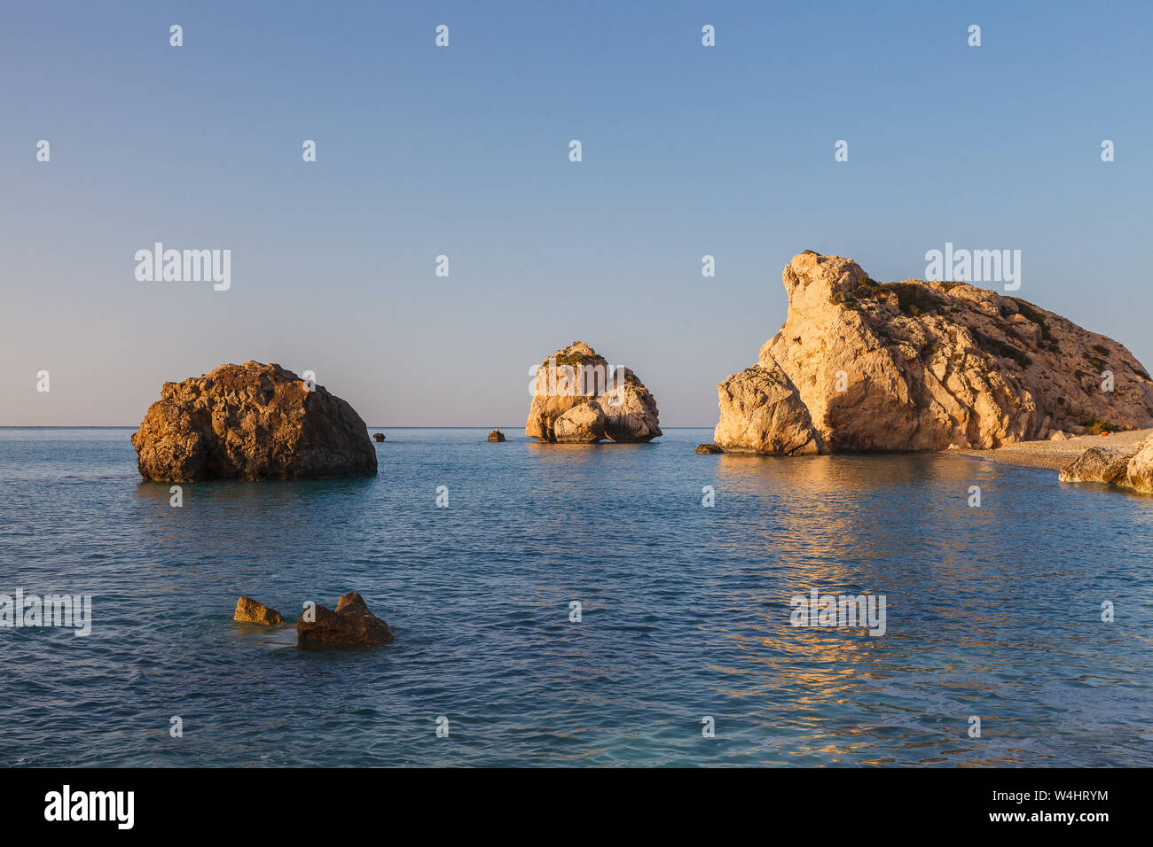 Roccia di Afrodite - Aphrodite il luogo di nascita di vicino alla città di Paphos. La roccia del greco Petra tou Romiou. Isola di Cipro, mattina tempo. Foto Stock