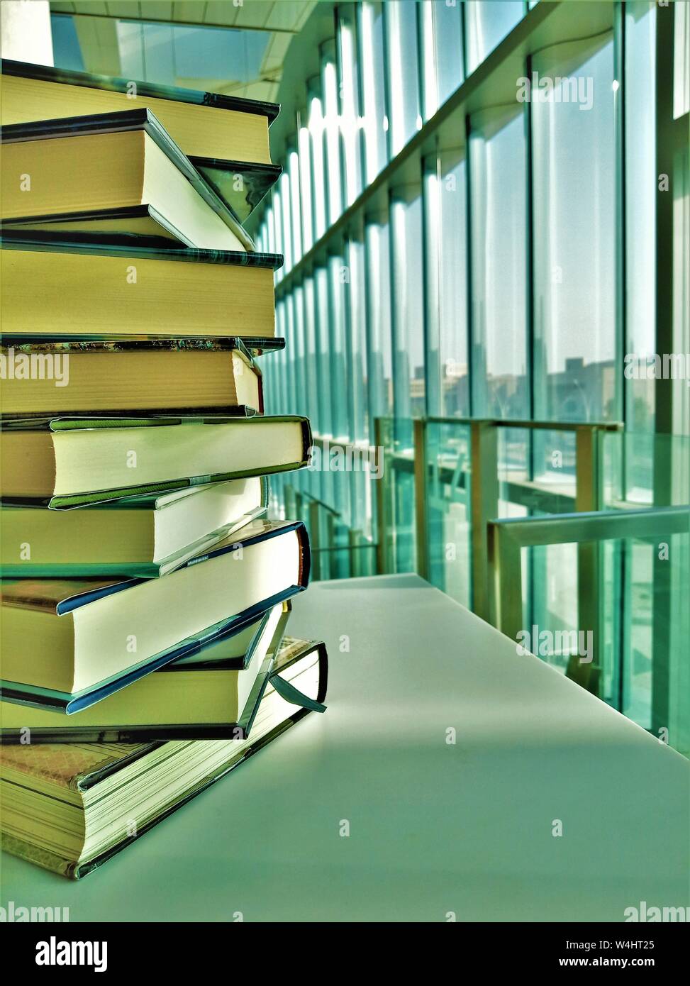 Moderno sistema di istruzione in Qatar National Library e il Qatar Foundation moschea a Doha, in Qatar Foto Stock