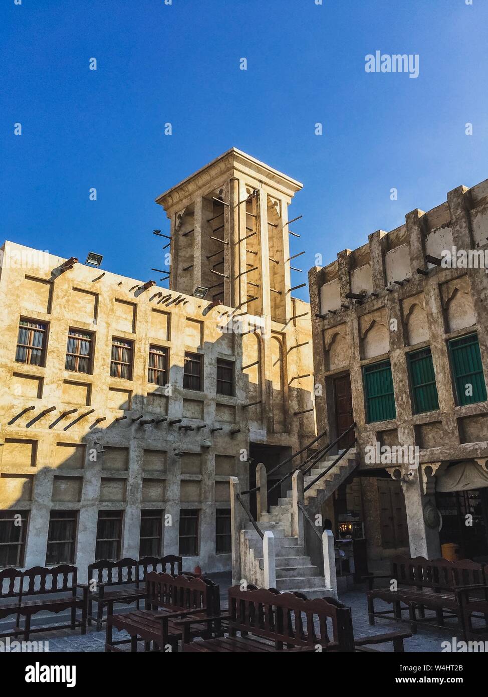 Edifici di stile arabo tradizionale nel mercato Souq Waqif, a Doha, Qatar, Medio Oriente. Foto Stock