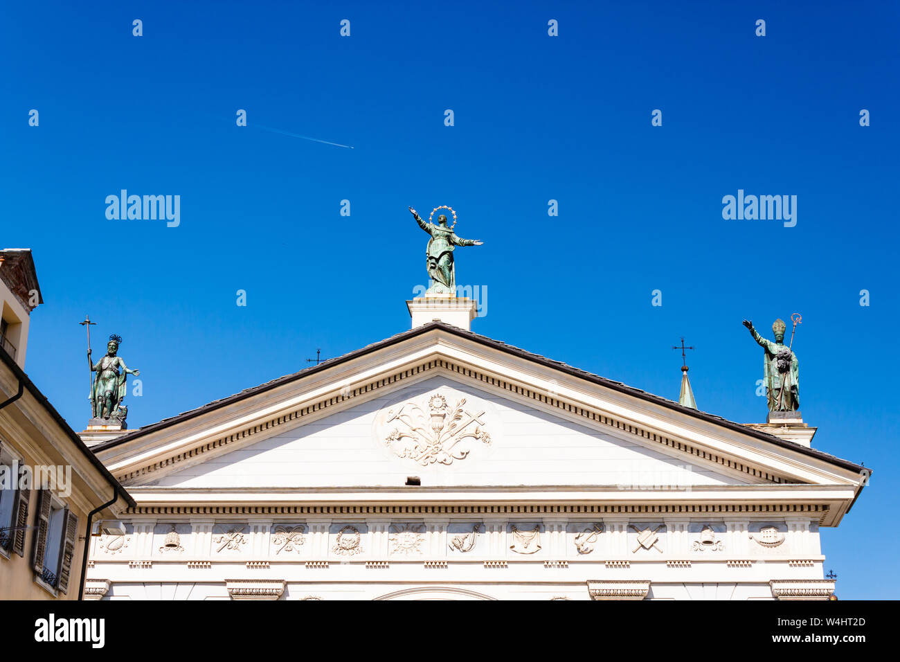 AOSTA, ITALIA-GIUGNO 17,2019:Dettaglio del tetto della cattedrale di Aosta con la statua di santa maria assunta Foto Stock