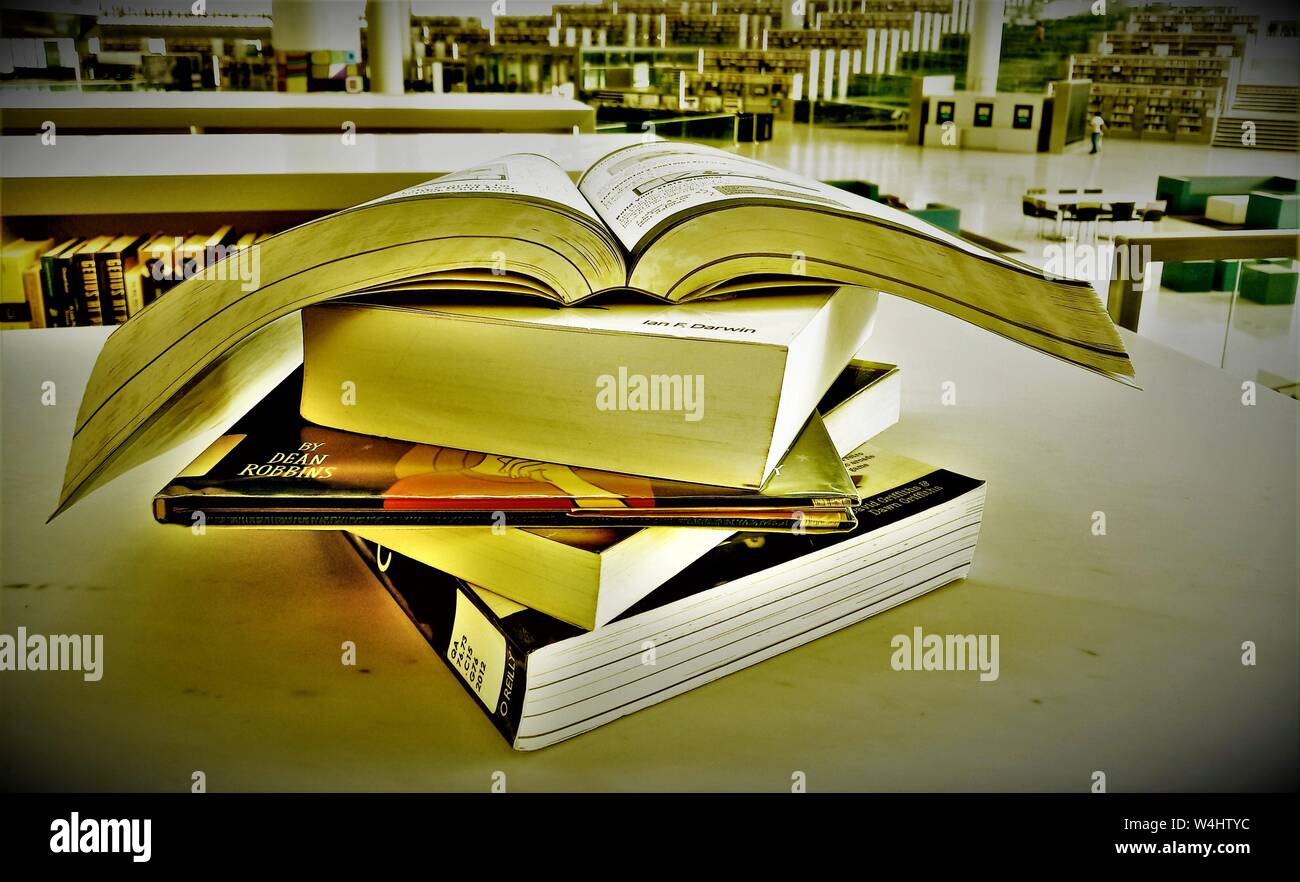 Moderno sistema di istruzione in Qatar National Library e il Qatar Foundation moschea a Doha, in Qatar Foto Stock