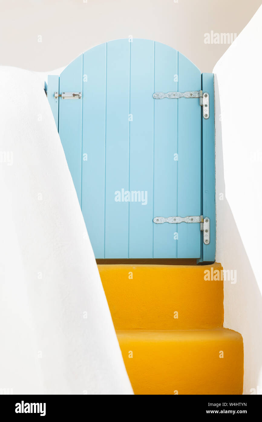 Piccolo Blu porta greca e passaggi di colore giallo sul isola di Santorini, Grecia Foto Stock