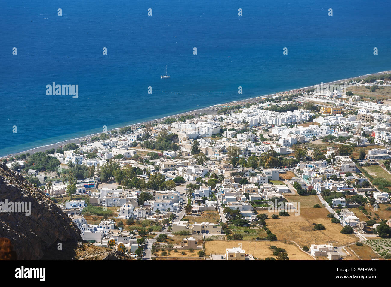 Perissa e bella spiaggia di sabbia nera, Grecia CICLADI, isola di Santorini, vista aerea Foto Stock
