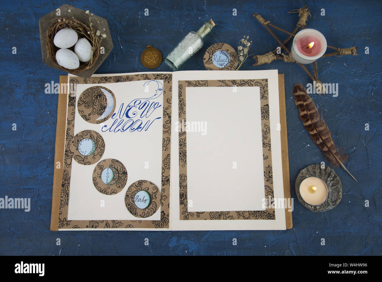 Libro delle ombre aperto su una pagina con Luna nuova rituale. Preparazione per la tracciatura Foto Stock
