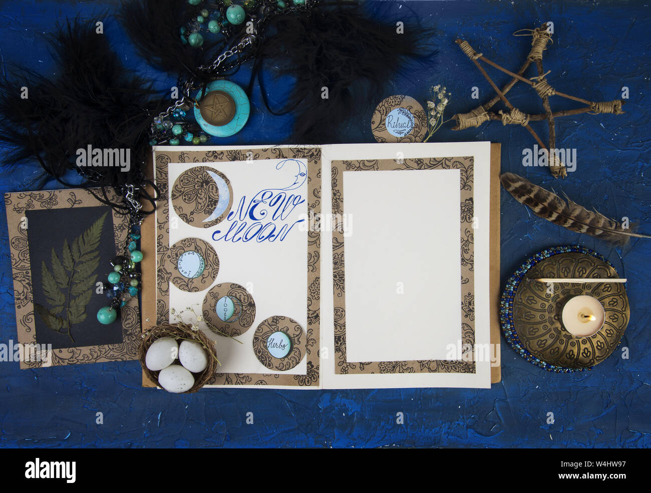 Libro delle ombre aperto su una pagina con Luna nuova rituale. Preparazione per la tracciatura Foto Stock