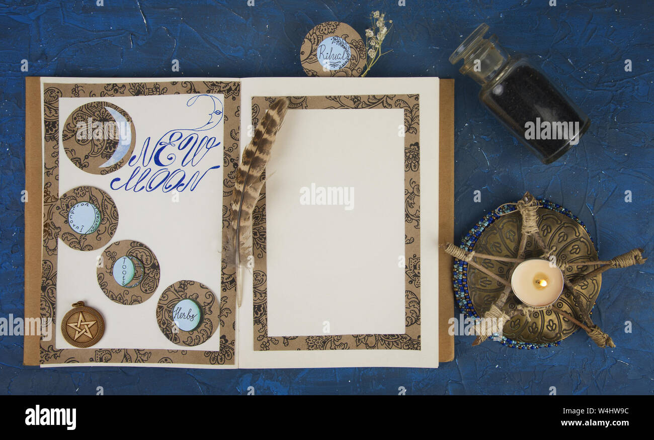 Libro delle ombre aperto su una pagina con Luna nuova rituale. Preparazione per la tracciatura Foto Stock