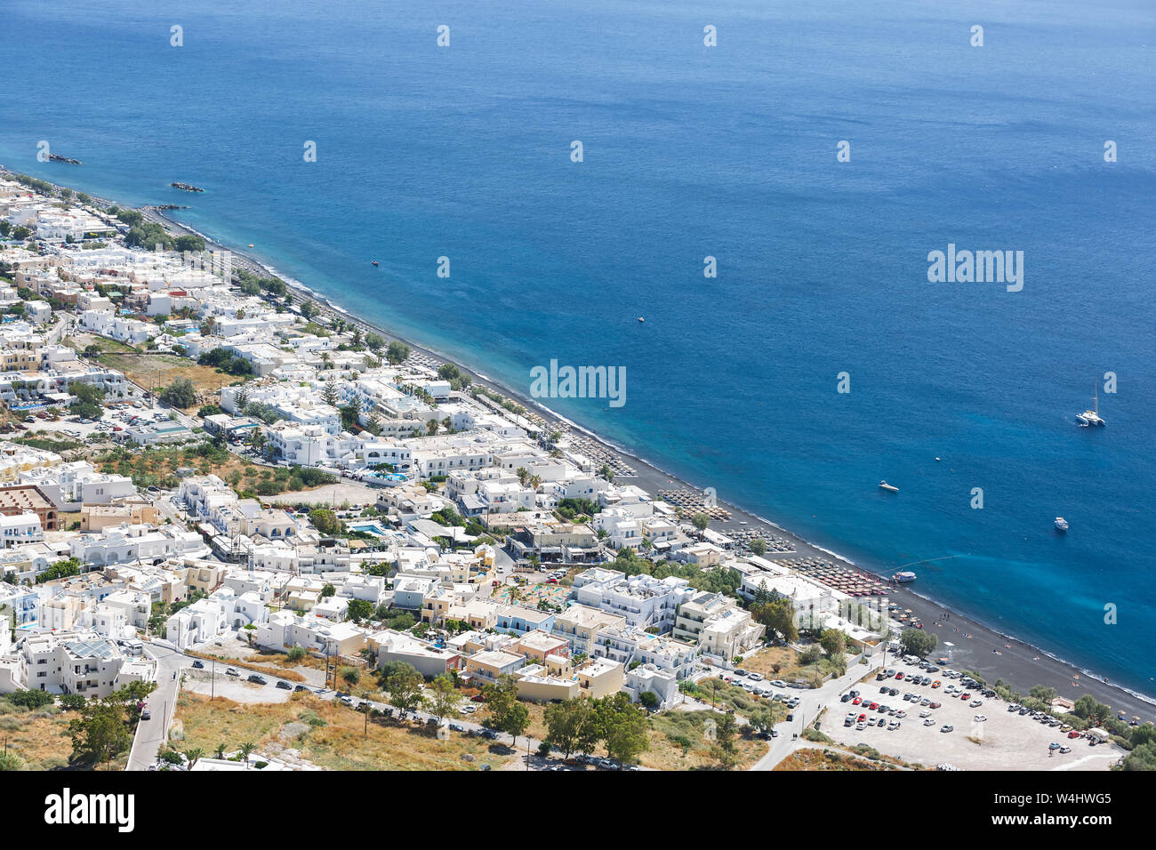 Vista aerea della città di Kamari e beach - Santorini Island, Grecia Foto Stock