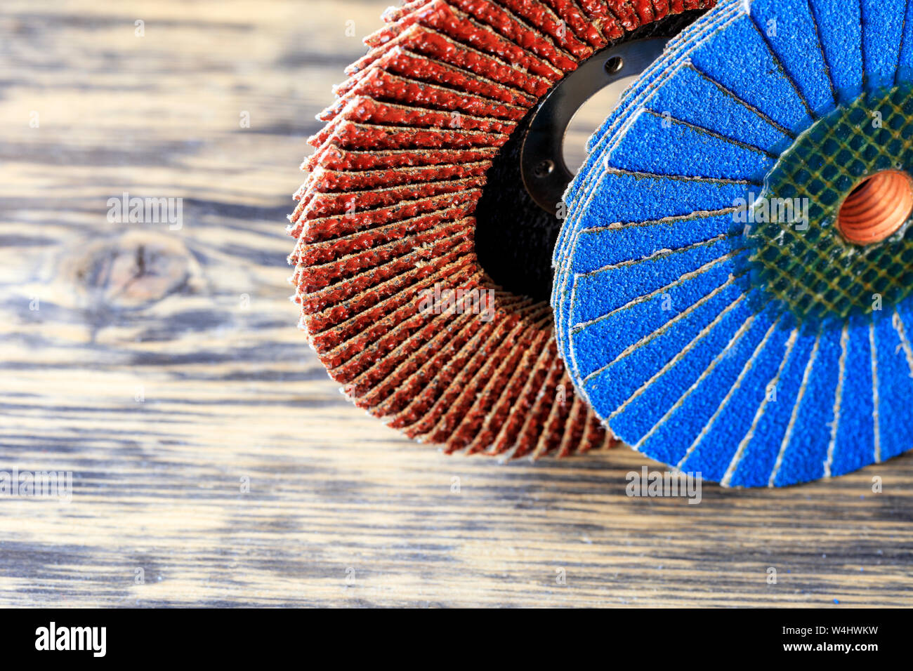 I dischi di rettifica di grani vari per la macinazione di legno e metallo arrugginito insieme su una luce sfondo beige in unsharpness, close-up. Foto Stock