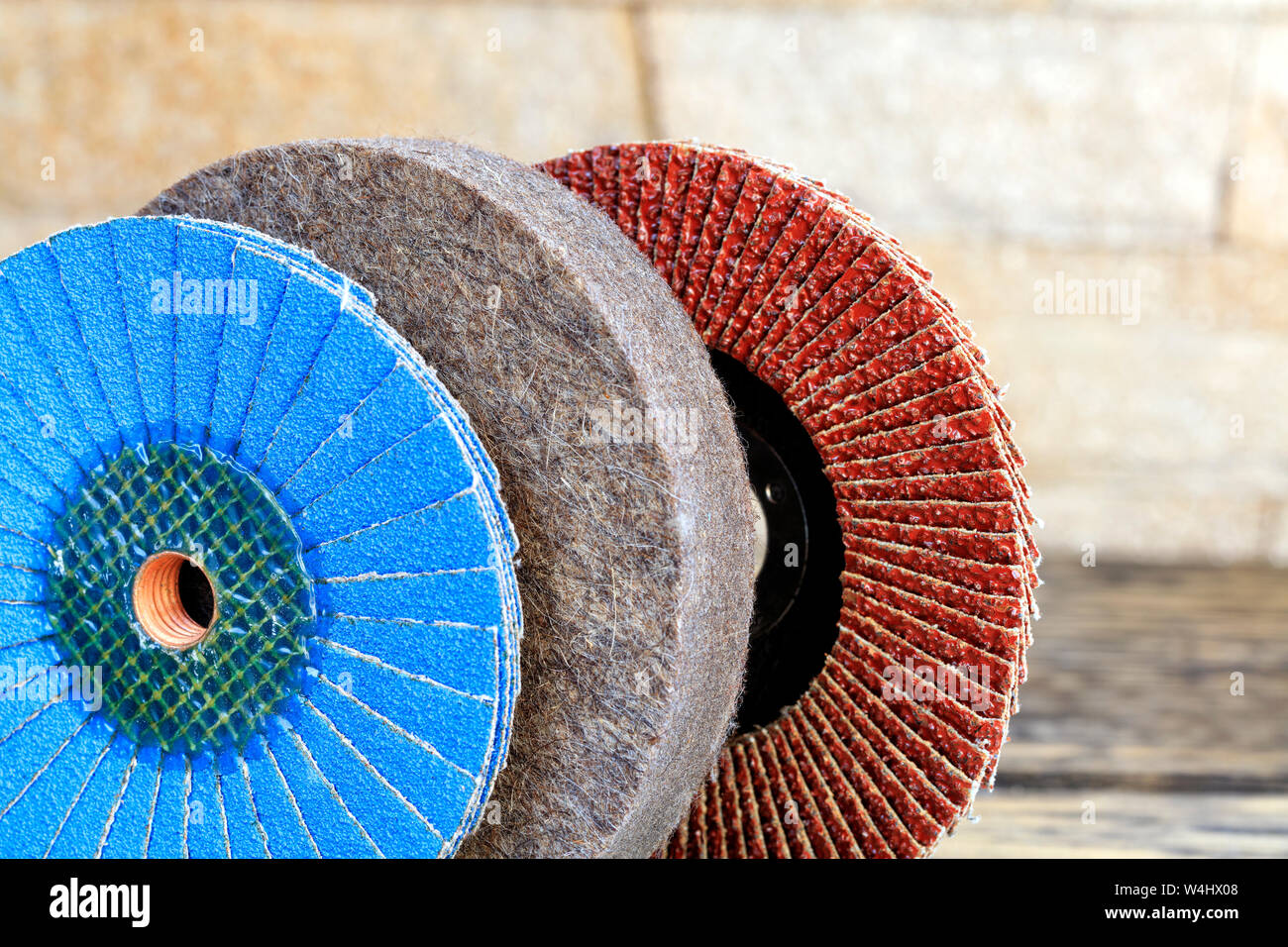 I dischi di rettifica di grani vari per la macinazione di legno e metallo arrugginito insieme con il feltro cerchio su una luce sfondo beige in unsharpness, close-up. Foto Stock