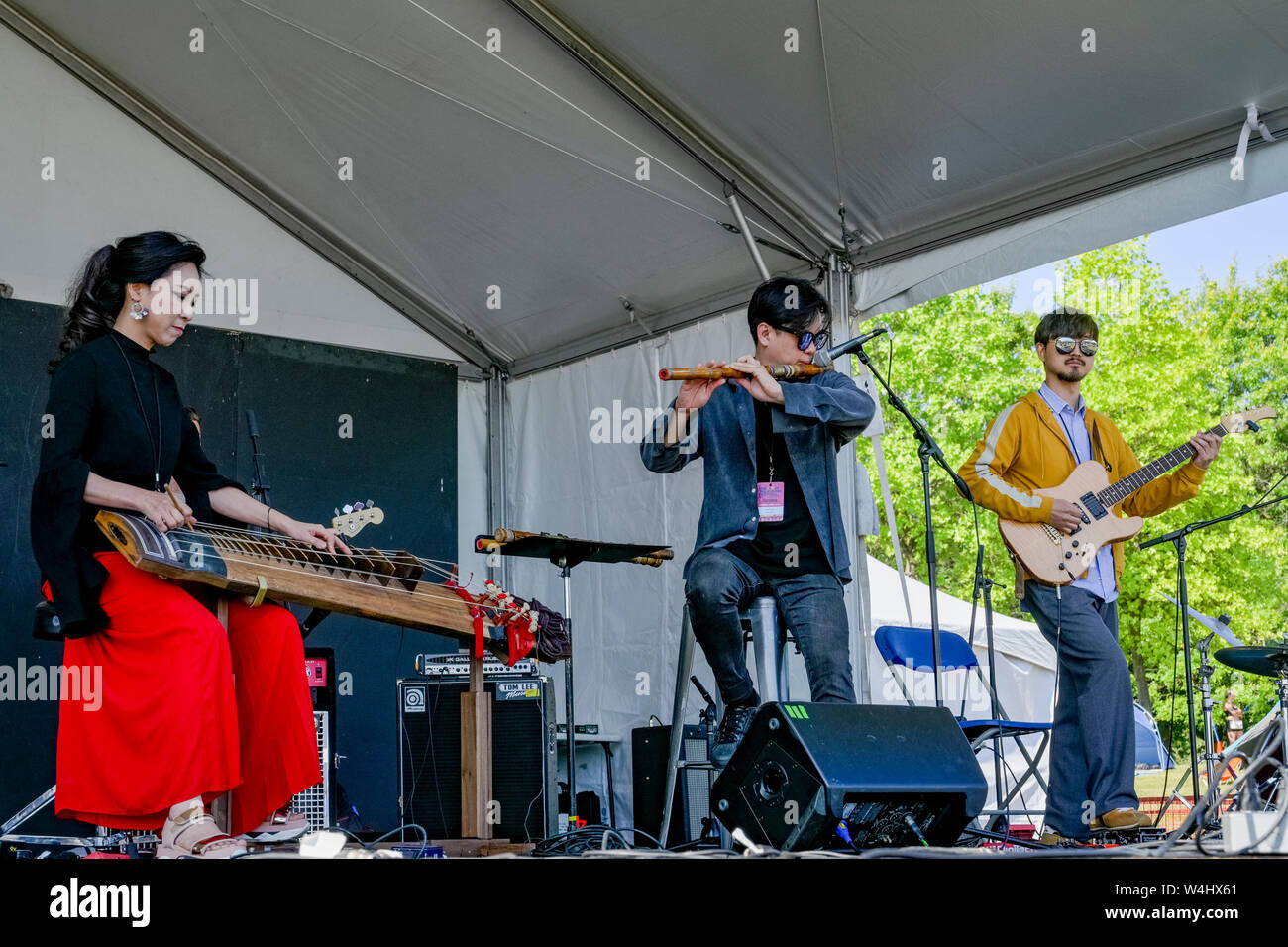 Il coreano Jazz Trad gruppo, Stringa nero, Vancouver Folk Music Festival, Vancouver, British Columbia, Canada Foto Stock