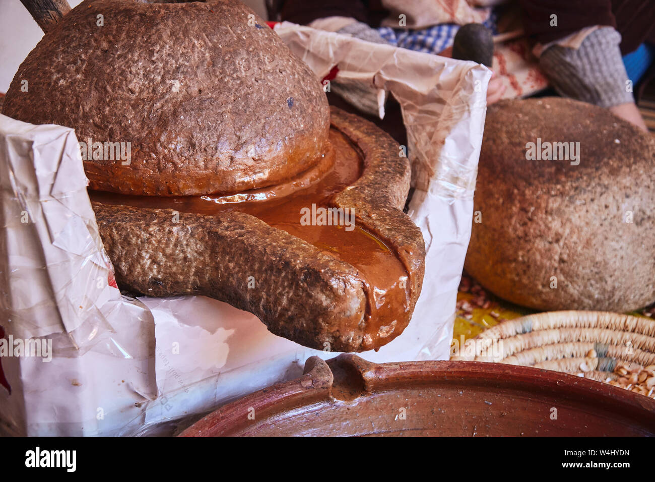 Natural tipica marocchina dado argan pressa realizzata in pietra per olio di argan produzione Foto Stock