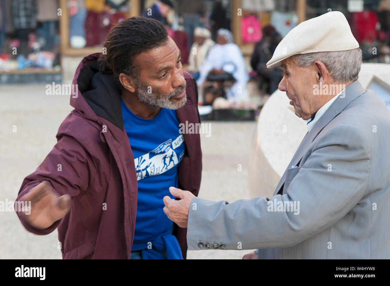 Una conversazione, Largo São Domingos, Santa Justa, Lisbona, Portogallo Foto Stock