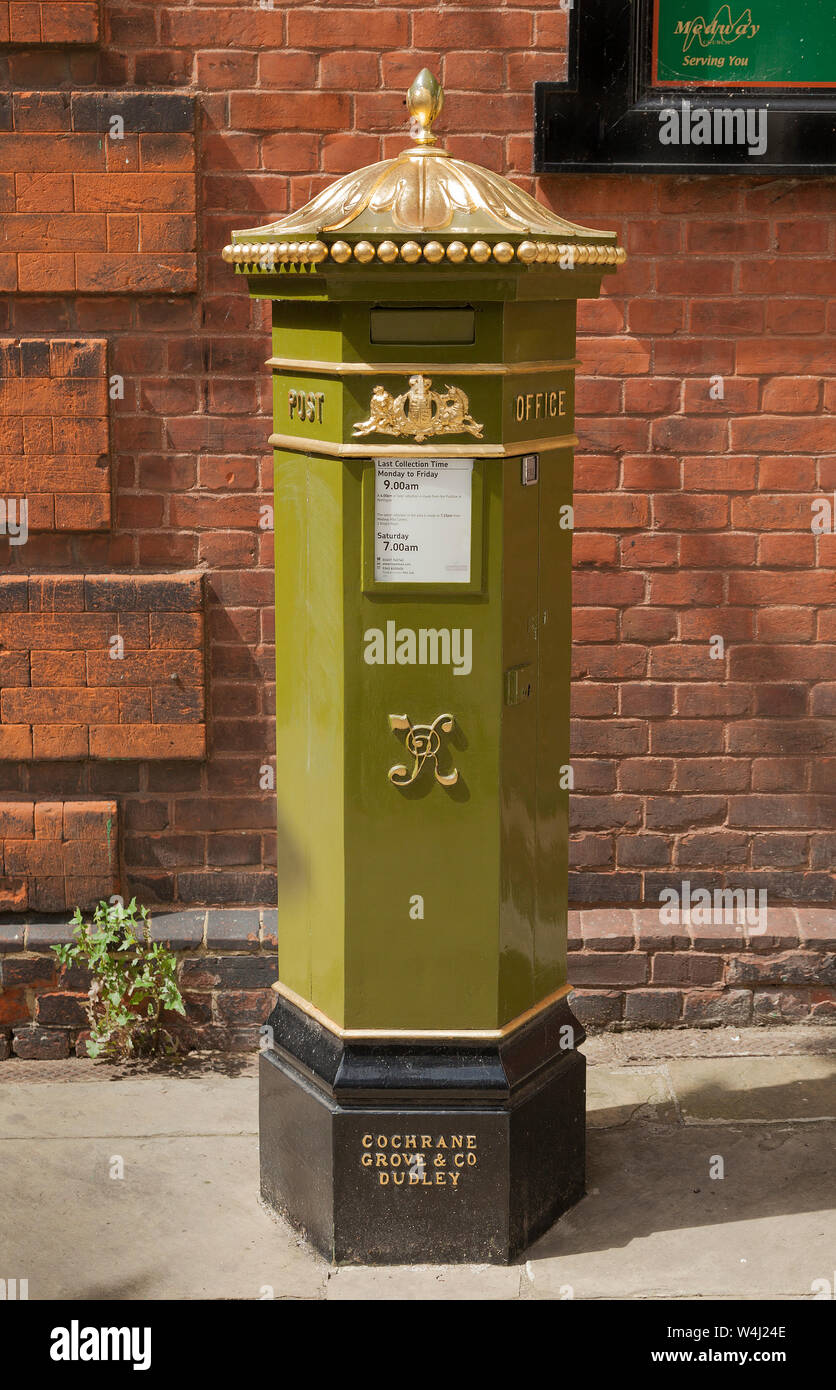 Verde pilastro Vittoriano Box, Rochester, Kent,Cochrane Grove & company Dudley; GPO; servizio postale, Rochester Guildhall Museum Foto Stock