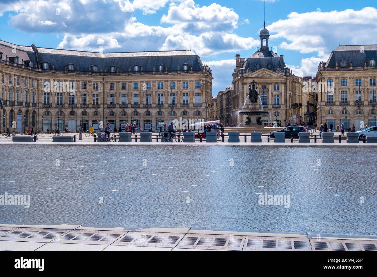 Bordeaux, Francia - 5 Maggio 2019: Il Miroir d'eau o Miroir des Quais sulla banchina della Garonna di fronte alla Place de la Bourse di Bordeaux Foto Stock