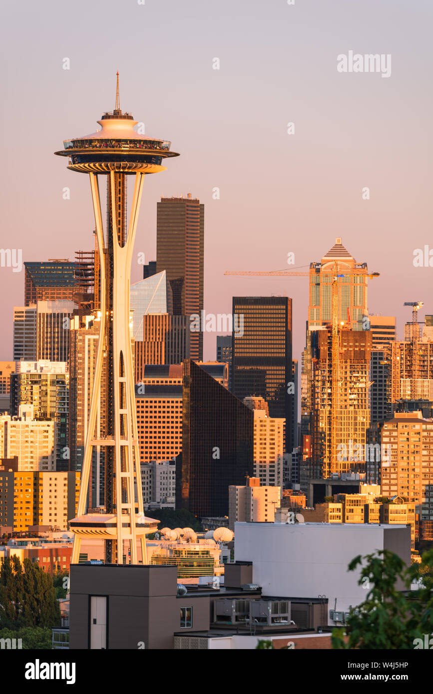 La skyline di Seattle visto da Kerry Park con riflessi di colore arancione e rosa tramonto nel vetro dei grattacieli Foto Stock