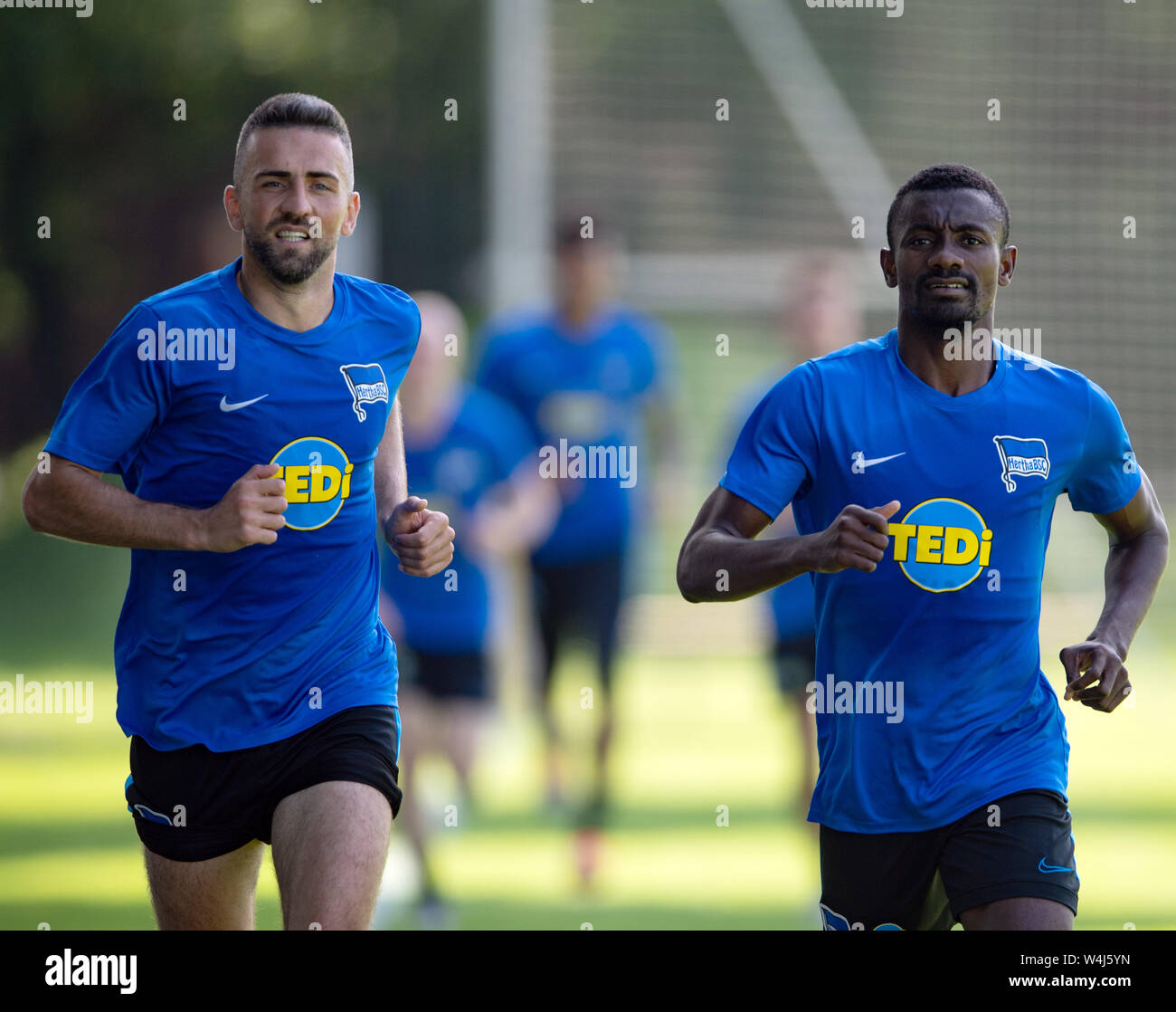 Berlino, Germania. 23 Luglio, 2019. Vedad Ibisevic (l) e Salomon Kalou eseguire pochi giri dopo il training. Credito: Soeren Stache/dpa/Alamy Live News Foto Stock