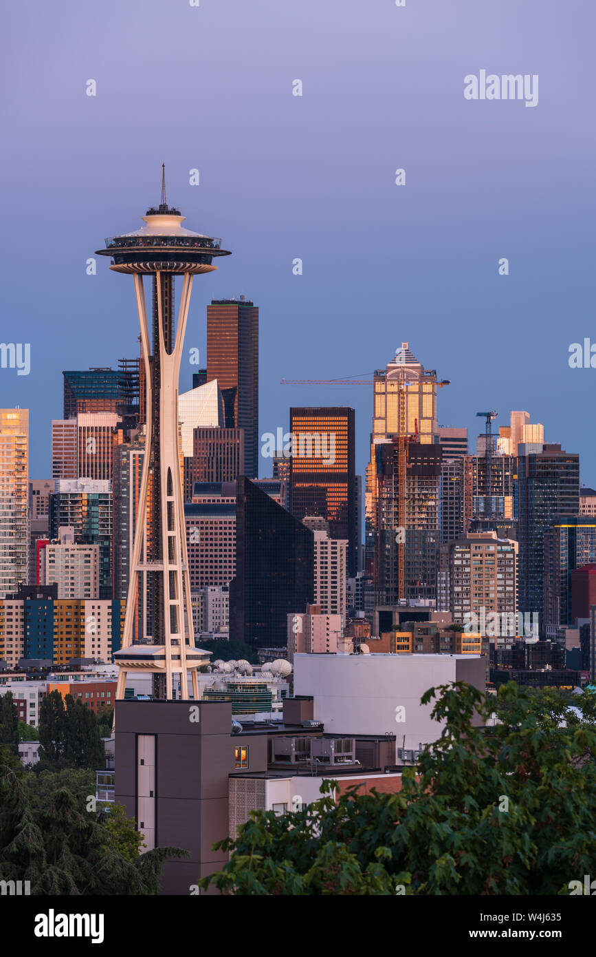 La skyline di Seattle visto da Kerry Park con riflessi di colore arancione e rosa tramonto nel vetro dei grattacieli Foto Stock