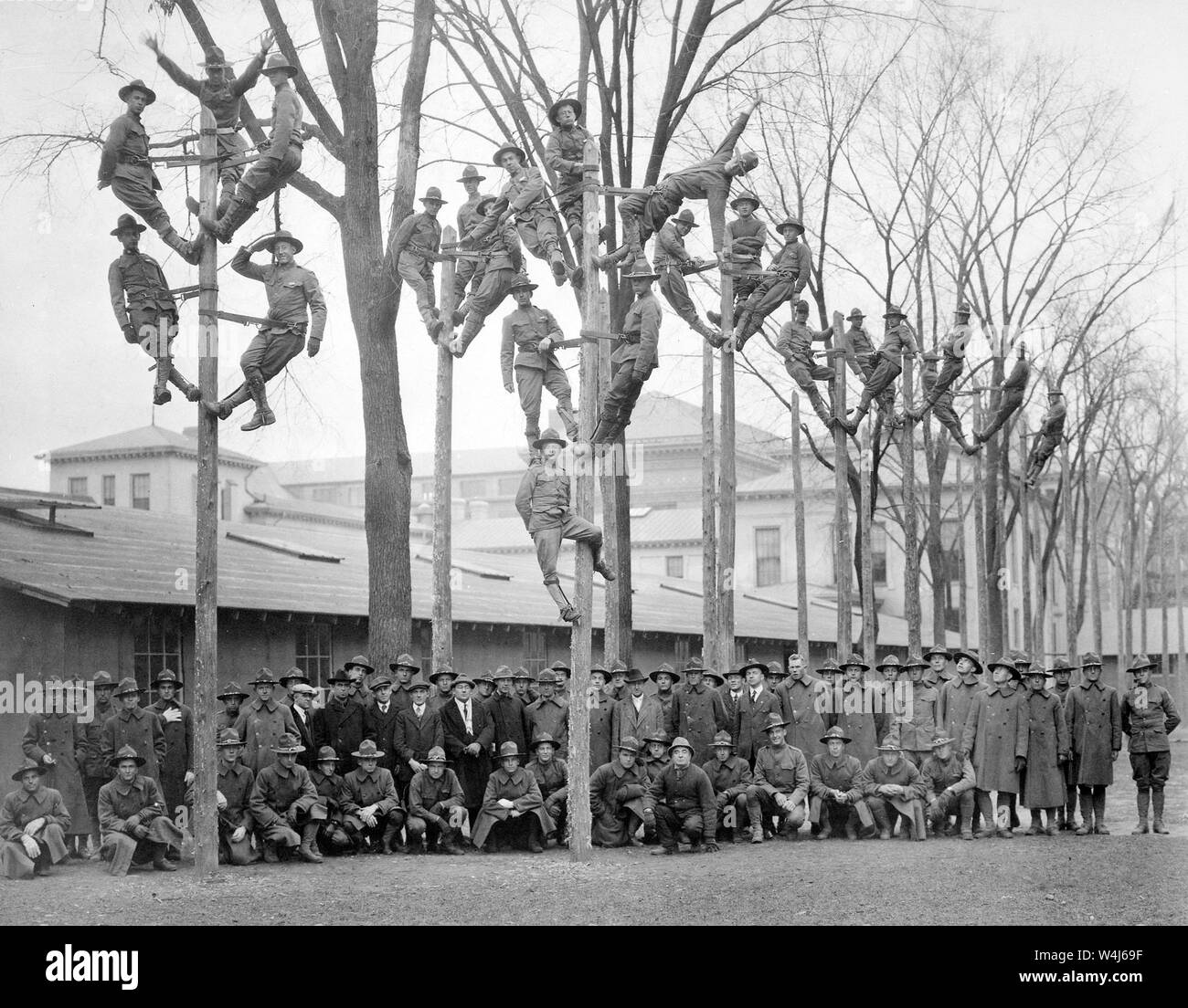Formazione professionale per S.A.T.C. Classe in Pole-Climbing in corso per telefono elettricisti, con alcuni di loro istruttori. University of Michigan., circa 1918 Foto Stock