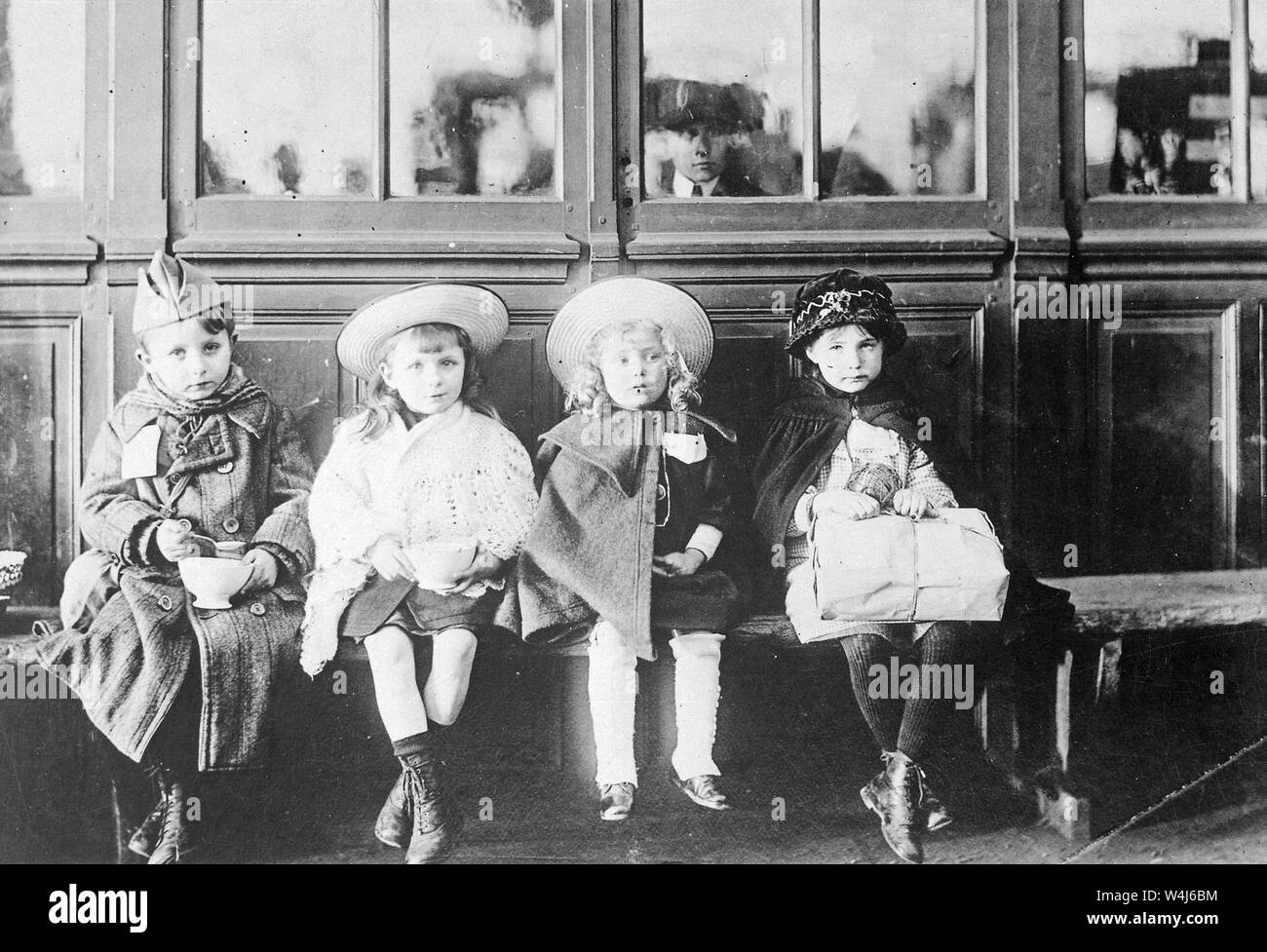 Rifugiato francese i bambini curati dalla Croce Rossa americana Foto Stock