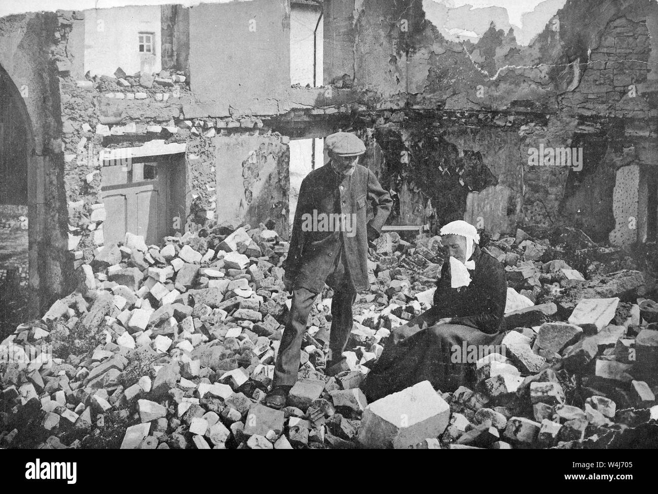 Coppia francese visitando il loro ex casa nella regione devastata, liberato dai tedeschi, trovare una massa di pietra e detriti, che rappresenta ciò che una volta era la loro casa. circa 1916 Foto Stock