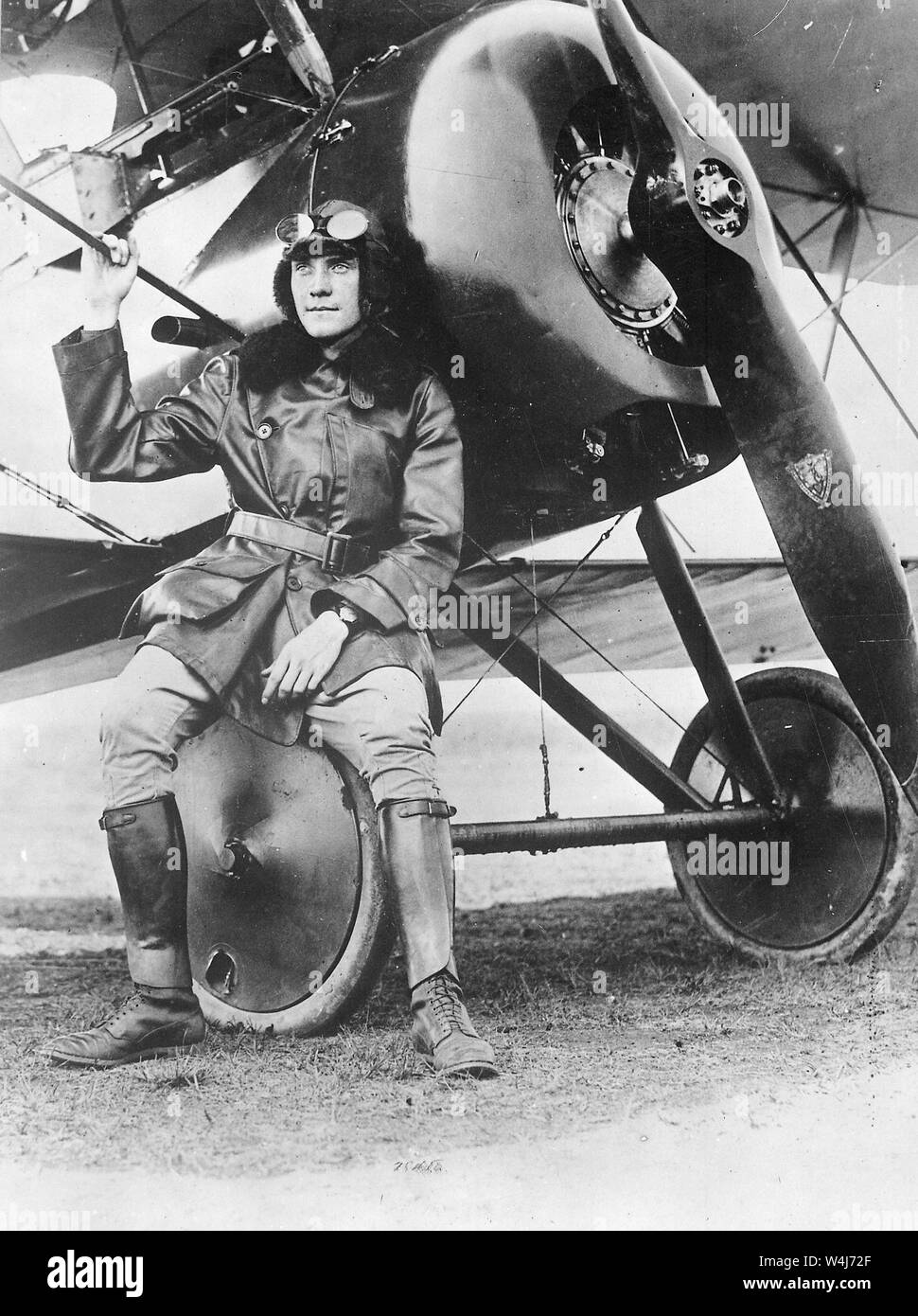 Il tenente Earl Carroll, compositore e aviator NEGLI STATI UNITI Servizio. Mostrato accanto a macchina scout, ca. 1918 Foto Stock