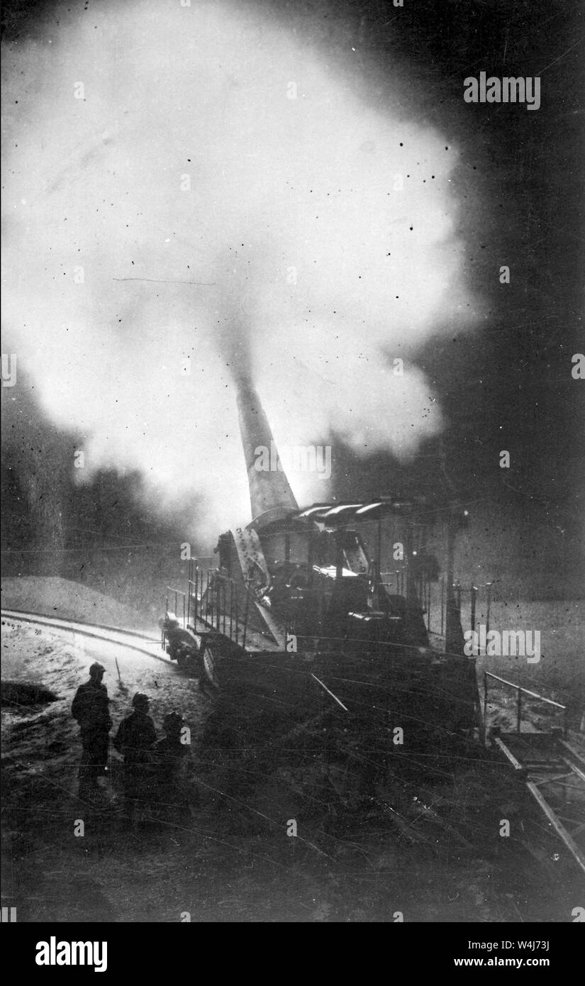 Potente pistola francese, 320mm, la cottura durante un bombardamento di notte durante la Prima Guerra Mondiale Foto Stock