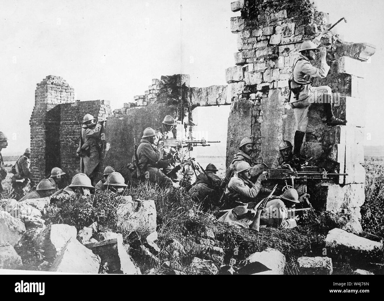 Soldati francesi sotto generale Gouraud, con le loro mitragliatrici nelle rovine di una cattedrale vicino Marne durante la Prima Guerra Mondiale Foto Stock