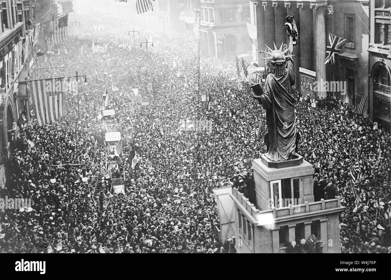 Armistizio celebrazione in Philadelphia, Pennsylvania, USA il 11 novembre 1918. Migliaia di persone e di una replica della statua della libertà su Broad Street Foto Stock
