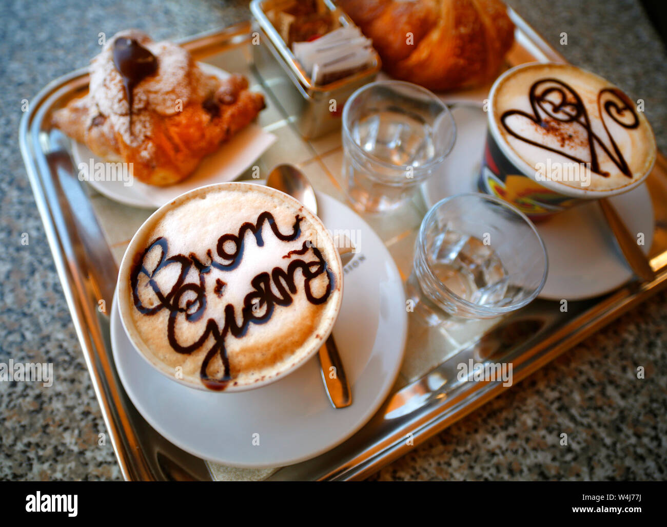 Cappuccino caffè servita in un bar italiano. Penne, Italia. Foto Stock