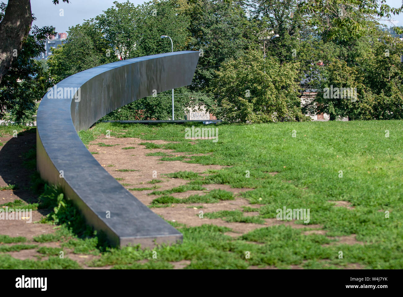 Memoriale per le vittime del crash del traghetto Estonia. Ferro da stiro strappata ad arco. Erba e alberi. Il tempo è soleggiato. Foto Stock