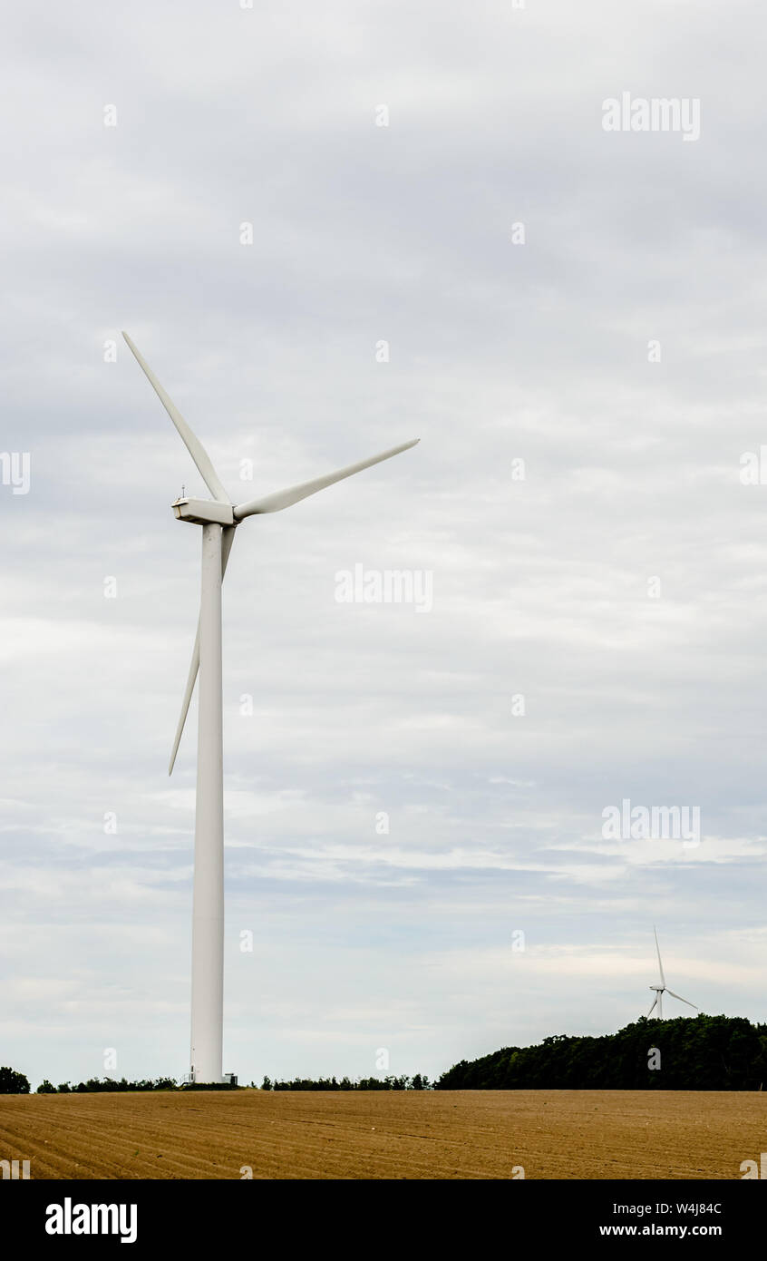 SHELBURNE, Ontario, Canada - 22 giugno 2018: Una delle molte turbine di amaranto Wind Farm in rural Ontario. Foto Stock