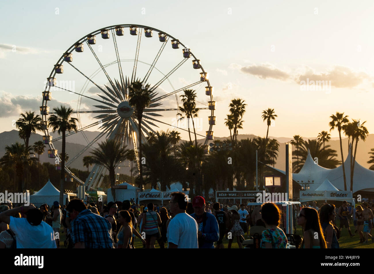 Iconica ruota panoramica Ferris e partecipanti a valle di Coachella Music Festival Foto Stock