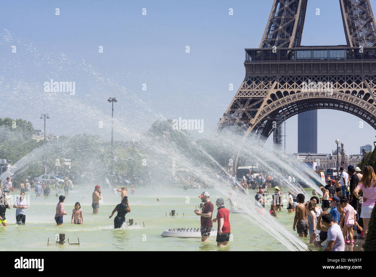 Parigi onda di calore 2019 - persone il raffreddamento e la balneazione al Jardins de la fontana del Trocadero a Parigi, in Francia, in Europa. Foto Stock