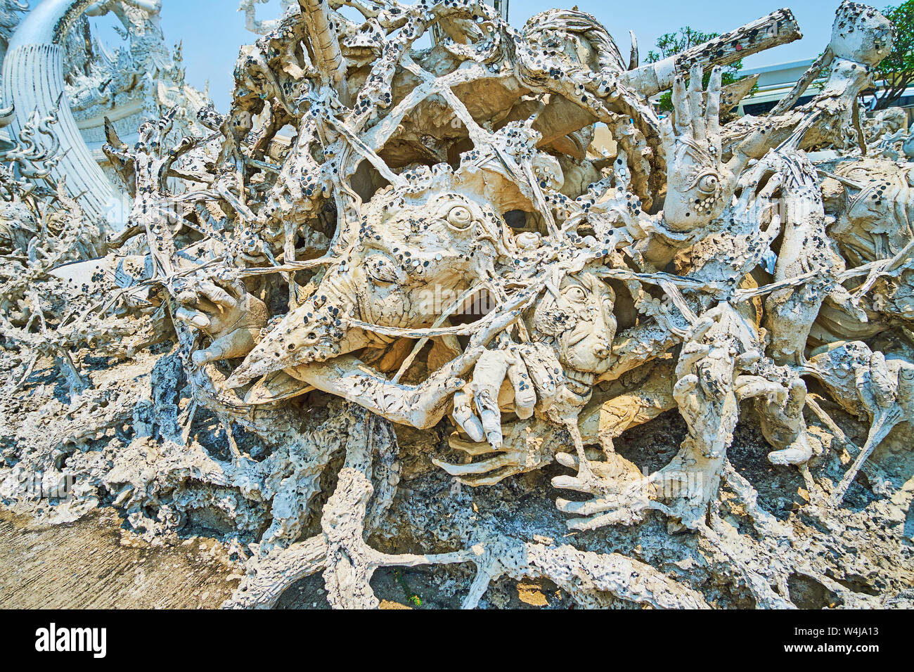 Il complesso di argilla composizione scultoreo raffigura la scena spaventoso di orrore e inferno, pieno di peccatori e bestie mitiche, torture, Tempio bianco, Foto Stock