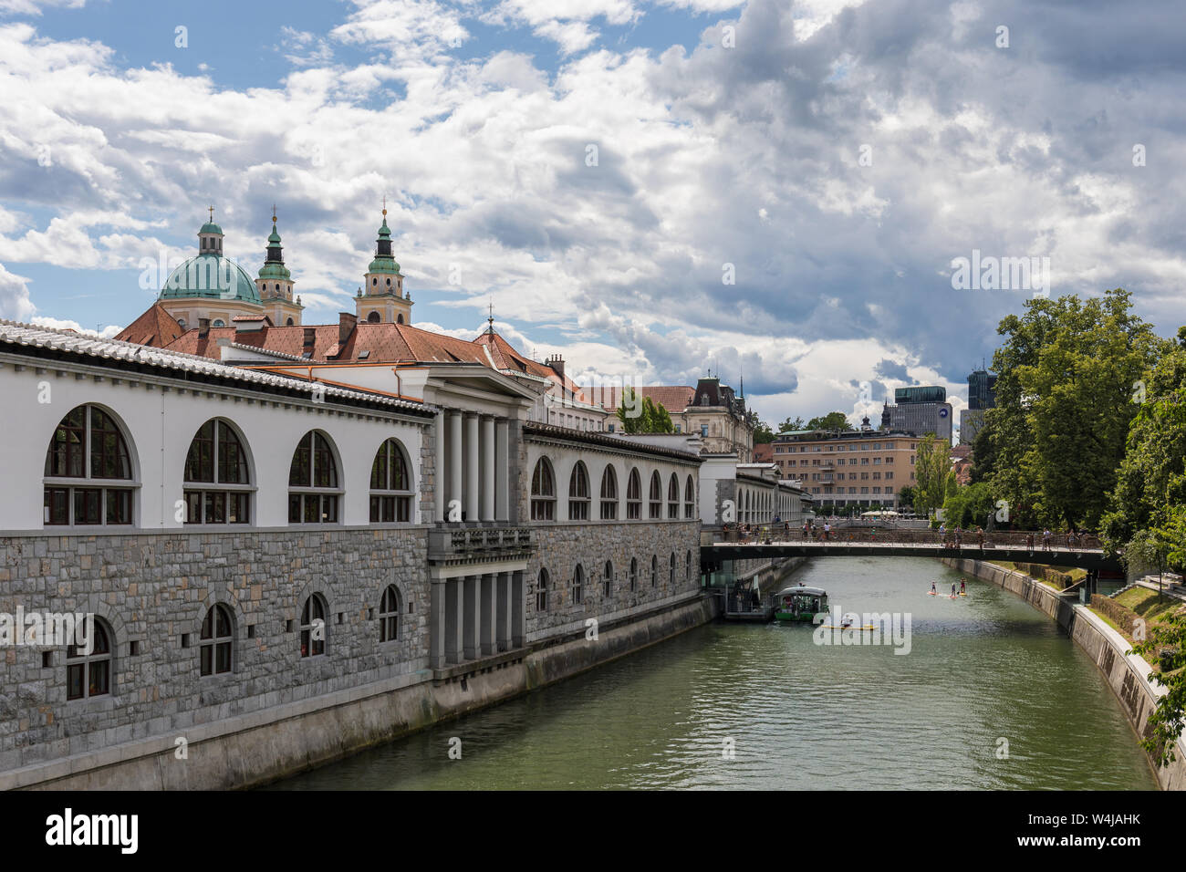 Fiume Ljubljanica con macelleria bridge e Lubiana Mercato Centrale (progettata da Joze Plecnik) - Lubiana, Slovenia Foto Stock